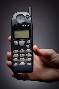 　1998年。「Nokia 5110」は現在の基準からするとベーシックなものに見えるかもしれないが、間違えてはいけない。この携帯電話は当時の基準だった。もちろん、当時、携帯電話の選択肢はそれほどなく、携帯電話はあくまでも電話機であり、通話するための道具だった。

　しかし、市場の完全制覇という功績、携帯電話テクノロジを世に広めた役割によって、5110は携帯電話の殿堂入りを果たしている。

　5110は広く普及したため（率直に言うと、見事なほどありふれた外観だ）、取り外し可能なフェースプレートも流行した。フェースプレートによって切り開かれた新しい携帯電話のビジネス要素はそれ以来、繁栄している。さあ、携帯電話に新たなテイストを加えよう。