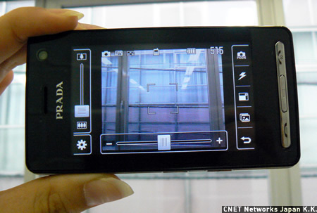 　これに対し、PRADA Phoneはタッチパネルを生かしたさまざまな機能を載せている。画面左にはズームバー、画面下には色調整バーが付いており、右のボタンで撮影モードなども変更可能だ。