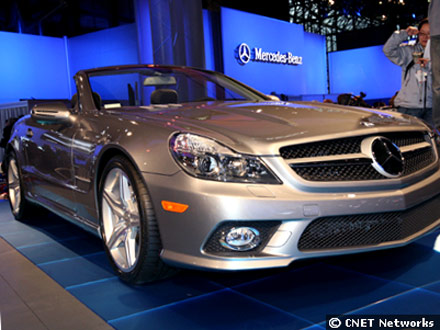 　アップデートされたMercedes-BenzのSL-Classロードスター。ボンネットやフロントグリルのスタイリングが新しくなった。