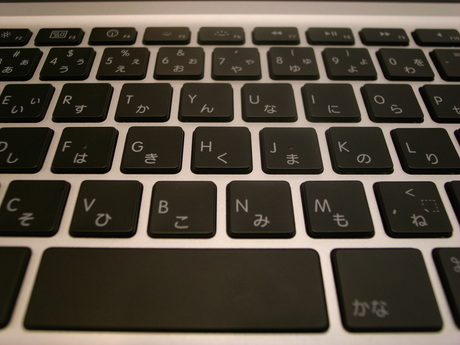 キーボードはブラックに。MacBook ProとMacBook Airで搭載されている「バックライトキーボード」が上位モデル（18万4800円）のMacBookに標準搭載された。
