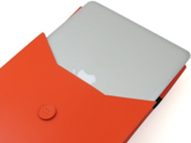 レイ・アウト、CMそっくりのMacBook Air専用レザージャケットを発売