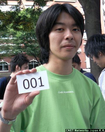 　8日から並んだという、名古屋の大学院生。8日時点で集まっていた人とじゃんけんをして1番になったという彼は、「001」と書かれた番号を手にしていた。