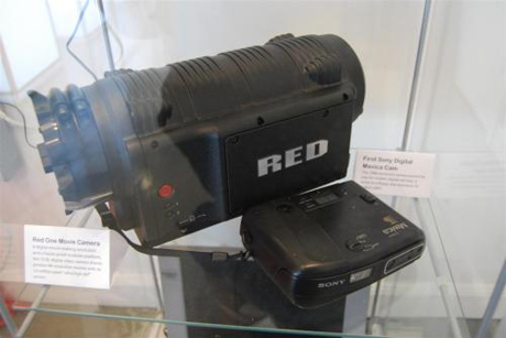 RED ONEシネマカメラ、ソニー初のデジタルマビカ
 
　RED ONEシネマカメラ：デジタルムービー作成に革命をもたらし、将来における対応を考慮したモジュール式プラットフォームを備える、10ポンド（約4.5kg）のデジタルビデオカメラ。1200万画素の「超高解像度」センサにより、解像度4Kの美しいムービーを記録する。