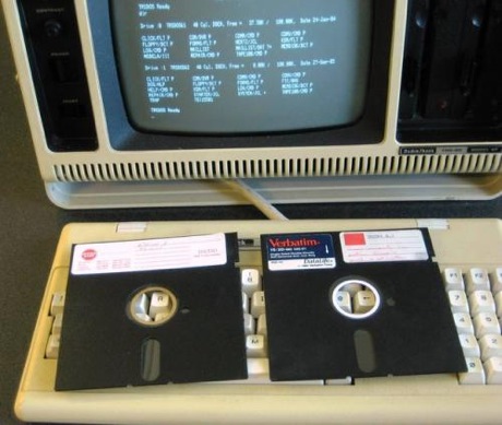　これがそのフロッピーディスク。1枚はアプリケーションディスク、もう1枚はデータディスクだ。