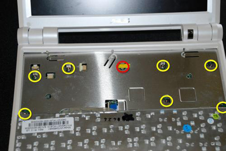　そう、キーボードの下に8つのねじがあった。うち1つには警告のテープが貼られているので、今度こそ本当に保証が切れるだろう。