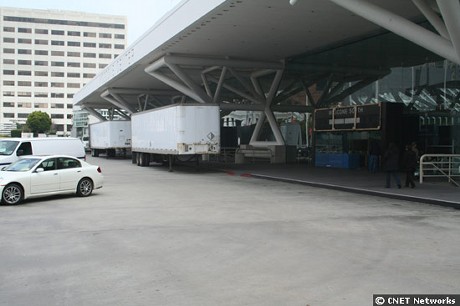 　米国時間11日午後にはSouth Hallの外でトラックが列を作っていた。展示会場を覆うカーペットやこの規模の展示会を成功するために必要な機材をすべて運搬している。IDG World Expoでは、2008年のMacworldに4万人以上が参加することを予想している。