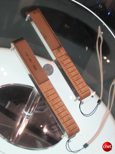 　KDDIはヤマハデザイン研究所とも共同で、楽器として楽しめるモデルを開発。ヤマハデザイン研究所とのコラボレーションによるモデルは7月の「ガッキ ト ケータイ」展で発表された。こちらのモデル「Sticks in the air」はドラムスティックをイメージした。