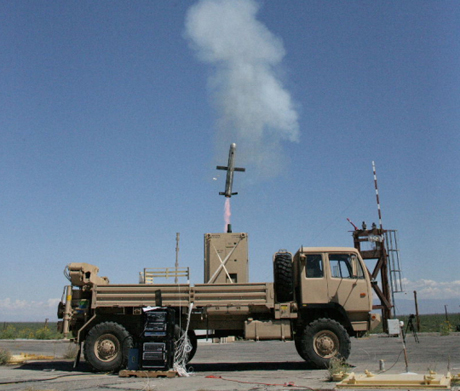 　ミサイルが平床式トラックの奥にあるNLOS-LSコンテナから発射されている。