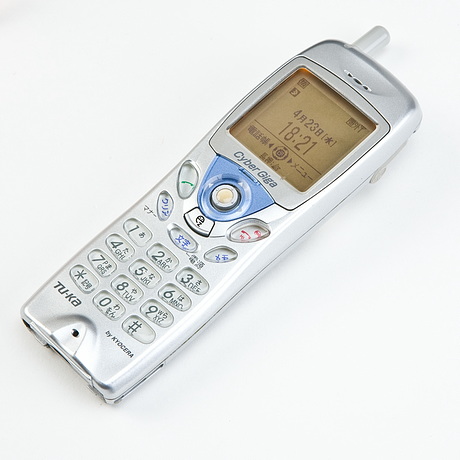 写真は、従来機種より20％拡大した大型ディスプレイを採用した「TK01」。KYOCERA製。2000年1月発売。スペック詳細はこちらから。