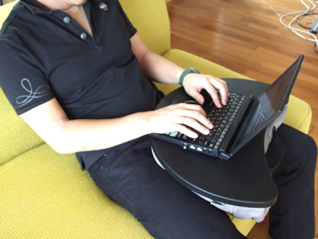 ソファでノートPCを膝に乗せて使えるIKEAのクッションは、山内氏のお気に入りです。