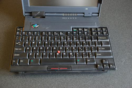 　ユニークなバタフライ機能を持つキーボードだが、IBMは一切妥協しなかった。ThinkPadシリーズの人気を支えたデザインと使用感はまったく損なわれていない。このシリーズでタッチパッドに代わって採用されたTrackPoint。
