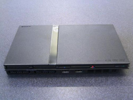 　2000年に発売されたソニーの「PlayStation 2」は、同社の第2世代目のゲームコンソール。その後、PlayStation 2は大幅にスリム化され、その時代としてその大きさは画期的だった。CNET News.comの姉妹サイトであるTechRepublicがその「PlayStation 2」を分解している。これから分解が始まるスリムケース版PlayStation 2の本体。
