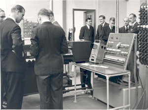 　フィリップス殿下（エジンバラ公）は1952年にNPLを訪問され、開発中の技術をご覧になった。この写真（左側が殿下）は、微分解析機をご覧になっているところである。