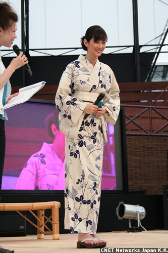 　テレビCMキャラクターを務めるのは女優の伊東美咲さん。如月まみさんが着付けた着物を着て登場した。