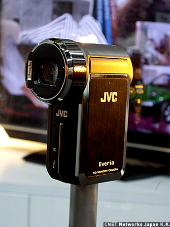 ビクターブースでは、超小型のデジタルビデオカメラ「Everio」の参考出品が人気を集めていた。売れ筋モデル「GZ-MG330」のスリムボディを意識したデザインで画質はハイビジョン記録が可能になるという。こちらはタテ型デザイン。
