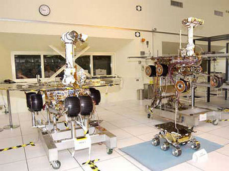 　NASAはこれまでに3台の探査車を火星に送ってきた。ミッション「パスファインダー」の一環として火星に送られたのがソジャーナー号と呼ばれる小さな探査車だ。ソジャーナーは1996年12月4日に宇宙へと旅立ち、1997年7月4日火星に到着した。このミッションの目標は、火星表面に科学機器を設置し、地球から遠隔操作するのに適した方法を見つけることだった。パスファインダー・ミッションは成功した。設計時は7日しかもたないと想定されていたソジャーナーは、その12倍にあたる84日間にわたって火星を探査し、火星の大気および地質に関する貴重なデータを地球へと送った。84日間といえば、長いようには思えないかもしれないが、ソジャーナーが科学者たちに提供した情報は、非常に重要なものだった。これが次のミッションを計画する上で役立つことになる。2003年の6月10日と7月7日、さらに大型の探査車スピリットとオポチュニティが打ち上げられ、どちらも2004年1月に火星に着陸した。数々の挫折と技術的問題を抱えながらも、この2台の探査車は予定されていた寿命を大幅に超えて、現在も火星の表面を画像撮影し、火星の土壌と地質学的組成について実験を行っている。写真は、双子の探査車スピリットとオポチュニティがパスファインダーミッションのフライトスペア機とポーズをとっているところ。