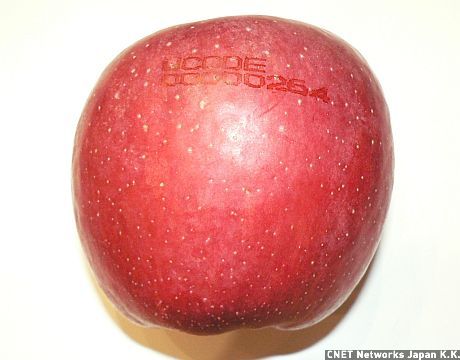 リンゴに印字されたタグ。
