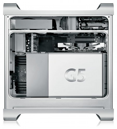 　2基の2.5GHzデュアルコアPowerPC G5プロセッサを搭載するPower Mac G5 Quadの筐体の中。
