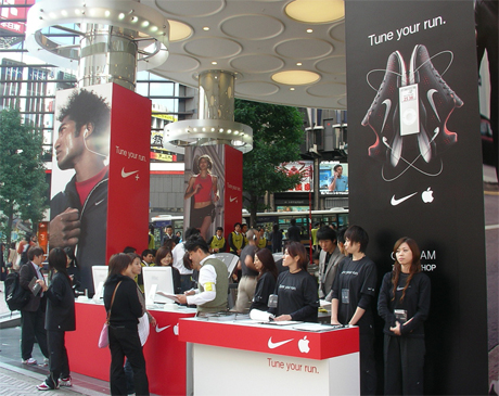 ランニングシューズとiPodを組み合わせた「Nike+iPodスポーツキット」と対応シューズ「エアズーム モアレ+」の日本発売を記念して、10月28日、東京、大阪の計4会場にて体験イベントが行われた