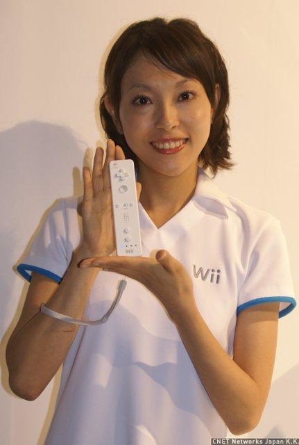 Wiiの思想がよく分かるWiiリモコン。リモコンの名前にこだわったのは、他でもない岩田氏だという。女性の手の大きさからも分かるとおり、かなりコンパクトに作られている。