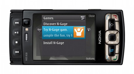 　8Gバイト版のNokia N95は、これまでよりも大きい2.8インチ（約7.1cm）のノンタッチ式QVGA画面を持ち、バッテリ寿命も延長されている。小売価格は749ドルとなる予定である。
