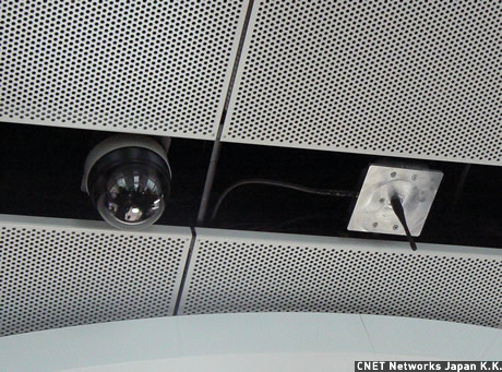 　実証実験で使われているMediaFLOのアンテナ。屋内のみということもあり非常に小型で、天井に設置されていた。