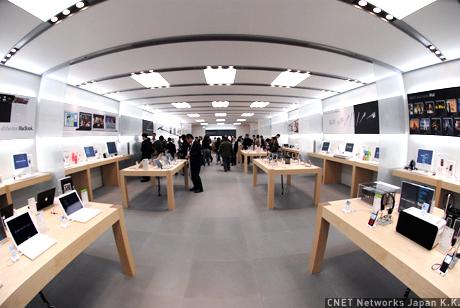 　入り口から店舗内を見たところ。手前右手にiPod、左手にMacBookコーナーがあり、その奥にはPower Mac G5とiPod関連製品が展示されている。