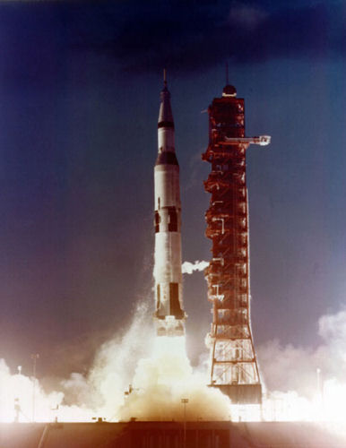 　「Saturn V」ロケットの第1回のテスト飛行は1967年11月9日に行われた。ケネディー宇宙センターから宇宙へ向けて、無人のアポロ4号を積んで打ち上げられた。アポロ4号は無事に大気圏再突入を果たし、人間を月へ送り込んで帰還させるという計画を一歩実現に近づけた。全長およそ110mのSaturn Vは、450時間を超えるテスト飛行に耐えてデータを収集した。