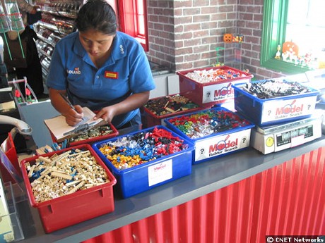 　LEGOは、LEGOLANDのモデルショップに勤務し、このテーマパークで目にする無数のモデルの一部を創作するマスターモデルビルダーの選考試験を行った。