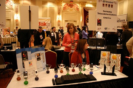 　米国ラスベガスで現地時間1月5日より国際家電ショー「2006 International CES」が開催されている。以下はサムスン電子の携帯電話が展示されている様子。