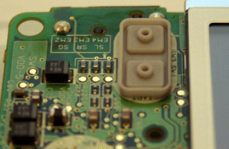 　このゴム引きパッドは、（DS Lite本体の下側の半分にある）STARTボタンとSELECTボタンという2つの独立したスイッチが納まるようになっていて、ボタンが（押されたときに）動作を回路基板に正しく伝える役割をしている。