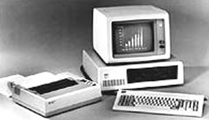 　1982年：IBM PC。CommodoreやAppleなどの競合が市場にひしめく中、IBMが発売した「IBM PC」が市場を席巻した。