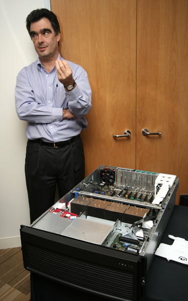 　Tigertonサーバの説明を行うIntelのDigital Enterprise Groupでディレクターを務めるSteve Smith氏。同システムの発売は2007年になる予定。