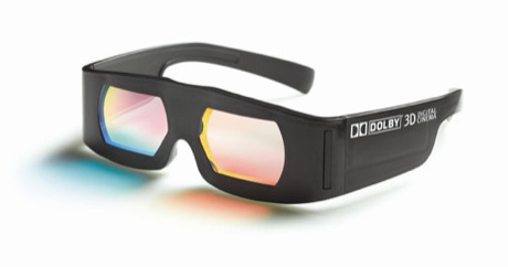 　Dolby 3Dの3Dグラスは、各レンズに多層のカラーフィルタを使用することによって特定の波長の光を通さないようにする。各レンズは右目と左目にそれぞれ異なる映像を見せる。この3Dグラスの価格は50ドル。