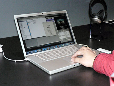 　ノートパソコン「MacBook Pro」。これまでのPowerBook G4と比べ4〜5倍の性能を持つという。15インチのワイドスクリーンを搭載し、価格は24万9800円から。連続駆動時間は明らかにしていない。発売は2月の予定だ。
