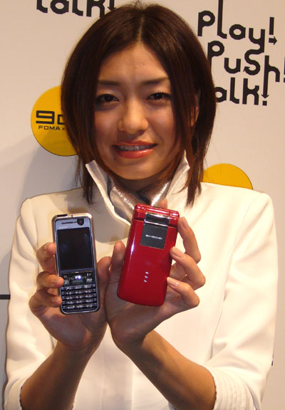 　こちらの端末は、ソニー・エリクソン・モバイルコミュニケーションズ製のSO902i（左）とシャープ製のSH902i（右）。