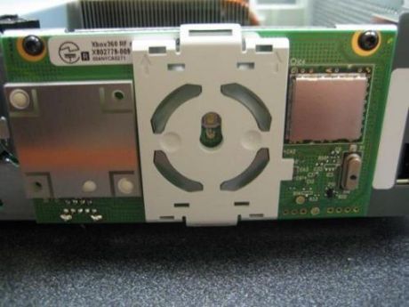 　Xbox 360の正面パネルには、電源ボタン、「リングライト」を構成する4つのライト、RFユニットがある。