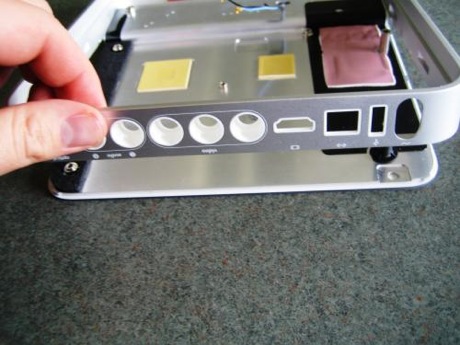 　メイン基板その他の内部ハードウェアを取り除いたら、トップパネルと金属プレートからプラスチック製の側面ケースを持ち上げられる。