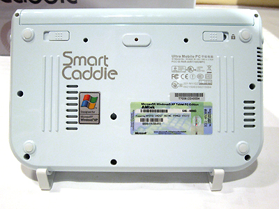 Smart Caddieの背面。Designed for Windowsロゴシールなどが貼られている。