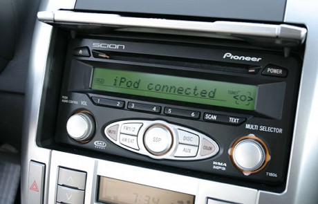 　Scionのオーディオ操作パネル。iPodで再生中のアーティスト名やアルバム名をディスプレイに表示できる。