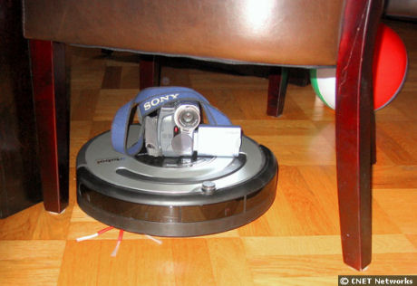 　今回発表される商品では、家具や壁に近づくと減速して激しくぶつからないようになっている。その仕組みは、Roombaが発する赤外線センサーだ。写真にあるように、Roombaの上にビデオカメラを載せて撮影しても安定感があるため落ちることはなかった。