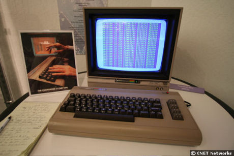 　「Commodore 64」は、コンピュータの歴史を通じて最もよく売れたマシンかもしれない。米国時間12月10日夜、Commodore 64の誕生25周年を祝う会がカリフォルニア州マウンテンビューにあるコンピュータ歴史博物館で行われた。