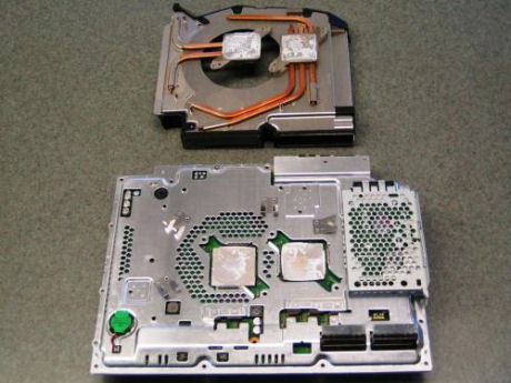 　クーリングシステムが取り除かれ、IBMの「Cell Broadband Engine」（右）とNVIDIAの「RSX Reality Synthesizer」（左）がむき出しになった。