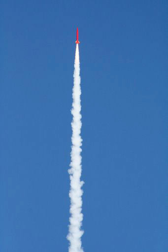 　Tripoli Rocketsのロケット「Phoenix XL」は、全長16.5フィート（約5m）、重量300ポンド（約136kg）。NASAと同様、固体燃料ロケットブースターを使って推進力を得ている。