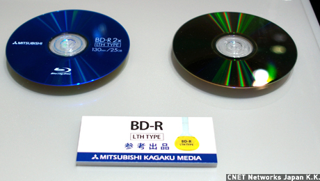 Blu-rayディスクでは、記録層に有機色素を使ったLTHタイプBD-Rディスクの参考出品が目立った。写真の三菱化学メディアのほか、日立マクセル、太陽誘電なども出品。現在市販されている無機色素のBD-Rディスクに比べ、DVDディスクの製造工程を応用してBD-Rディスクを製造しやすいことが特徴だ。