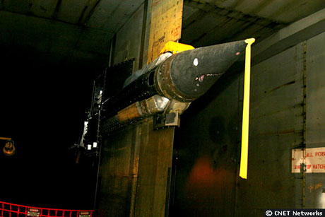 　この鮫の頭のような装置は、風洞の1つに向けられており、先端に宇宙船の模型が取り付けられる。巨大な送風機を回転させることで、宇宙船が大気圏を離脱および再突入する際に受ける空気圧をシミュレーションする。