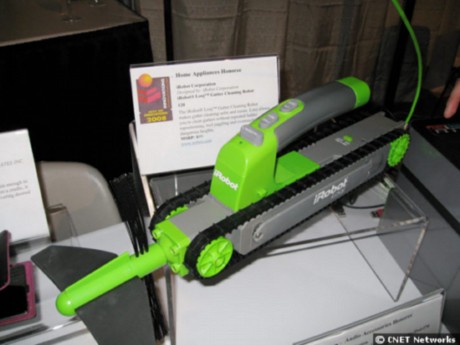 　こちらは遠隔地から操作できる雨どい用のお掃除ロボット「iRobot Looj Gutter Cleaning Robot」。2007年9月に発表された。99ドル。雨どいのサイズにフィットし、汚れや落ち葉を掃除する。