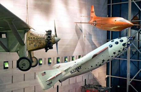 　スペースシップワンは、宇宙に飛び出した初めての民間企業による有人宇宙船で、設定された期間内に2度宇宙空間に到達し、「Ansari X Prize」の1000万ドルを獲得した。現在はスミソニアン協会の運営する、ワシントンD.C.の国立航空宇宙博物館で、Charles Lindbergh氏のスピリットオブセントルイス号（写真左）やChuck Yeager氏の操縦で初めて音速の壁を破ったベルX-1（写真上、愛称はグラマラスグレニス）など、偉大な記録を打ち立てた仲間とともに展示されている。