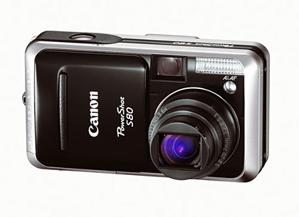 　デジタルカメラ市場の成長率が鈍化しているという調査結果もあるが、2005年のクリスマスシーズン中に、デジタルカメラを買おうとしている人も多い。こちらはキヤノンの「PowerShot S80」。