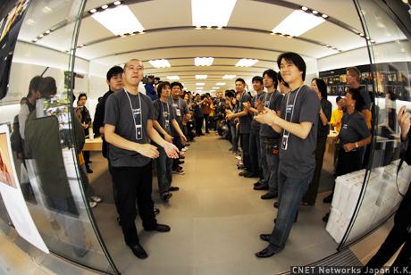 　開店時には、スタッフ全員が拍手でお客さんを出迎えた。これはアップルストアオープン時の恒例となっている。